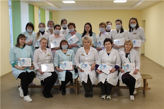 Медикам «красной зоны» Новочебоксарского медицинского центра передали 533 коробки конфет