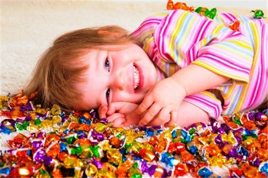Врачи рассказали о безопасной норме сладкого для детей в новогодние праздники