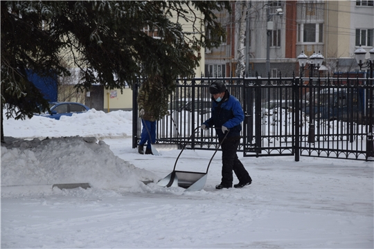 Работники жилищно-коммунального блока и организации г. Чебоксары вышли на уборку снега
