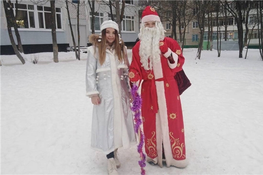 Творим новогоднее чудо вместе: Дед Мороз и Снегурочка посетили детей, нуждающихся в защите государства