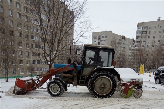 Работники жилищно-коммунальных служб приводят территории в порядок после ночного снегопада