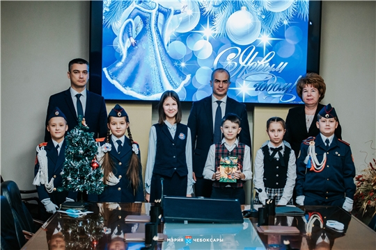 Школьников-призеров и победителей различных конкурсов поздравил глава администрации Чебоксар Алексей Ладыков