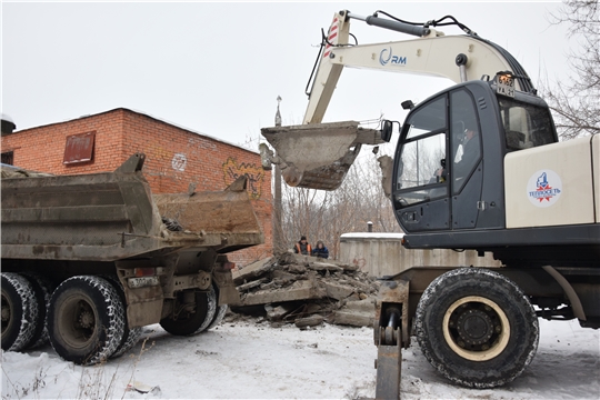 В столице Чувашии продолжается работа по освобождению земельных участков от металлических и железобетонных гаражей во дворах