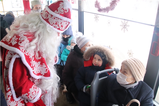 В канун Нового года по Новочебоксарску курсировал бесплатный троллейбус с Дедом Морозом и Снегурочкой