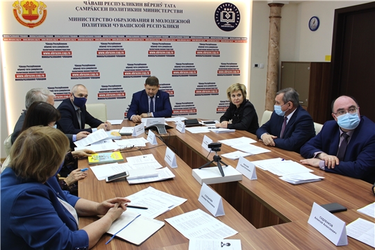 На заседании коллегии Минобразования обсудили дистанционное обучение и издание учебников по чувашскому языку
