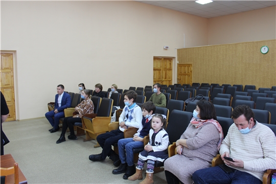 Глава администрации Владимир Денисов вручил ключи от новых благоустроенных квартир 2 детям-сиротам