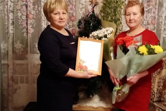 Жительница п. Покровское принимает поздравления