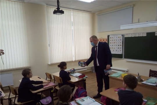 Депутат Собрания депутатов Шумерлинского района вручил  детям  подарки