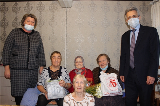Фомина Ольга Михайловна из деревни Верхняя Кумашка принимает поздравления со 100-летним юбилеем