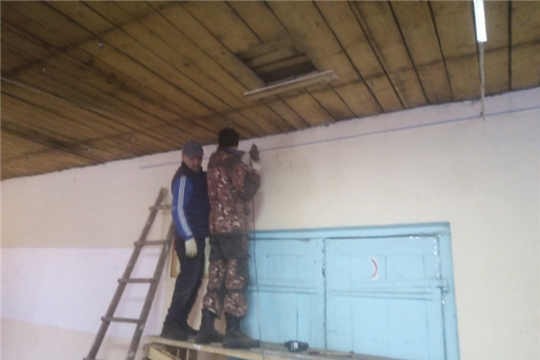 В эти дни в Тегешевском сельском Доме культуры продолжаются работы по капитальному ремонту потолка и замены электрооборудования