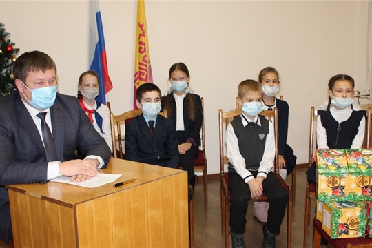 Глава Чувашии О. Николаев поздравил одаренных детей Чувашии с Новым годом