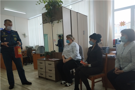 Пожарный надзор проводит предновогодние инструктажи по противопожарной безопасности