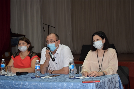 В Алатырском районе состоялся «круглый стол» на тему: «Вакцинация населения против COVID-19»