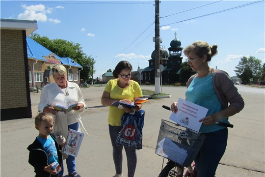 В рамках библиотечного проекта «Жизнь в стиле «Вело» библиотекарь Аликовской центральной библиотеки Оксана Бархаткина совершила путешествие на велосипеде