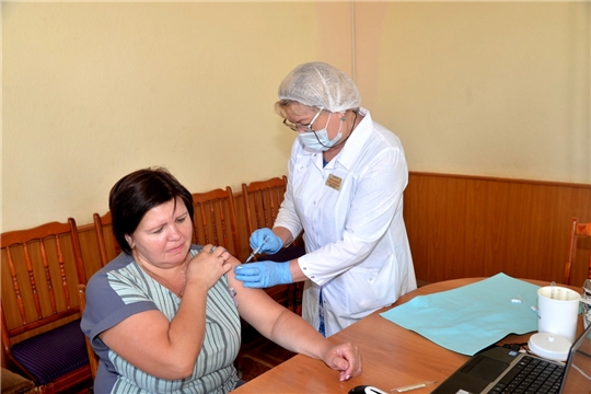 Сотрудники администрации района сделали первую прививку от коронавирусной инфекции