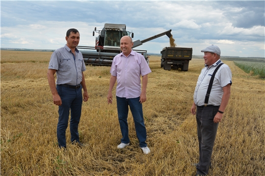 Глава администрации Батыревского района ознакомился с ходом уборки урожая