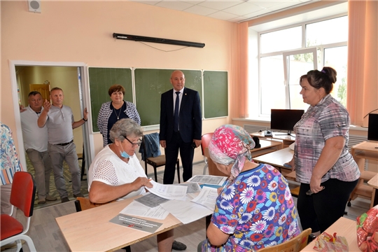 Глава администрации Батыревского района Р.Селиванов провел приемку Полевобикшикской СОШ после проведенного капитального ремонта