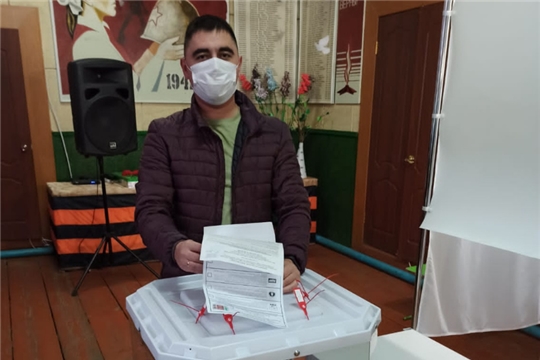 Молодой врач Батыревской ЦРБ проголосовал и ознакомился с соблюдением антиковидных мер на выборах