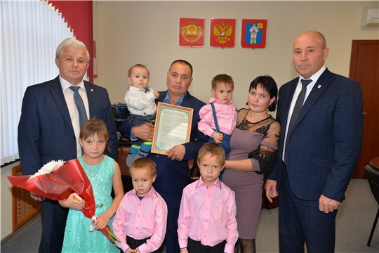 Сертификат на улучшение жилищных условий получила многодетная семья Козловых из д.Яншихово