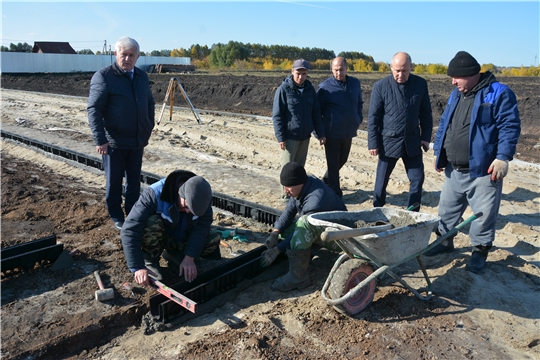 Глава администрации Батыревского района проинспектировал ход строительных работ ряда объектов