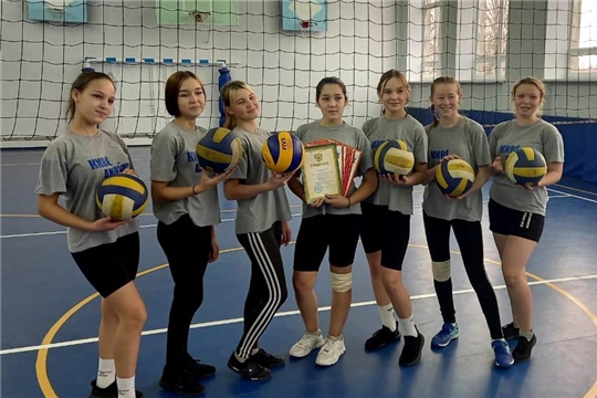 Команда девушек МБОУ «Староахпердинская ООШ»- победитель турнира по волейболу в г.Канаш
