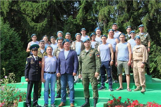 В день Воздушно-десантных войск в Чебоксарском районе состоялось  возложение цветов к памятнику Неизвестного солдату