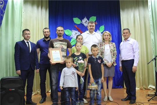 Торжественное вручение многодетным семьям сертификатов на право бесплатного получения земельных участков