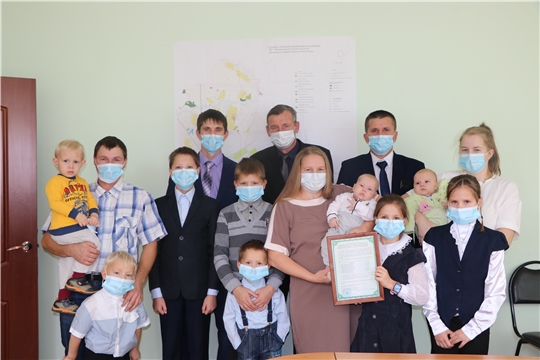 Семье Ивановых Чебоксарского района вручили Сертификат на единовременную денежную выплату на покупку жилья