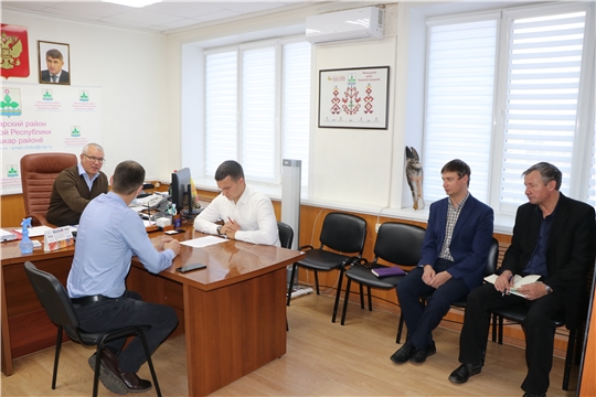Глава администрации Чебоксарского района провел рабочее совещание с директором ООО «Янтарь»
