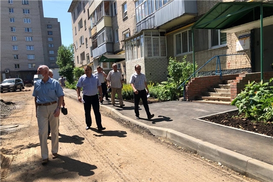 С ходом благоустройства дворов  по улице Пирогова ознакомились члены Совета старейшин