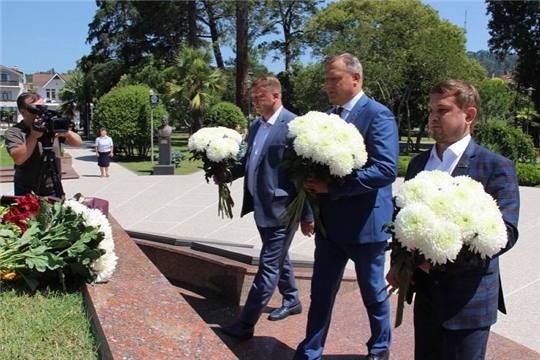 Депутаты ЧГСД возложили цветы в Парке Славы города Сухум