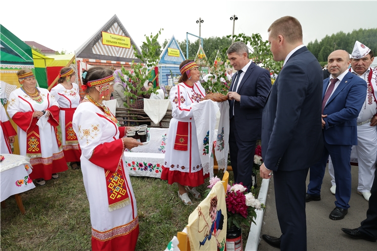 Олег Николаев республикӑри икӗ районта пурӑнакансене Раҫҫей тата Акатуй кунӗпе саламланă