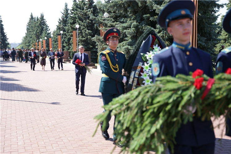 Астăвăмпа  хурлану кунӗнче Чӑваш Ен Пуҫлӑхӗ Олег Николаев Çар Мухтавĕн мемориалĕн комплексӗнче Ӗмӗрлĕх вут-ҫулӑмĕ  умне чĕрĕ чечексем хунă