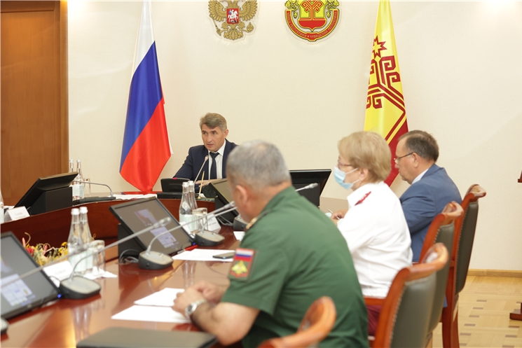 Олег Николаев пулӑшу ӗҫӗсен сферинче прививка тунă ĕҫченсен проценчӗсене тишкерме хушнă