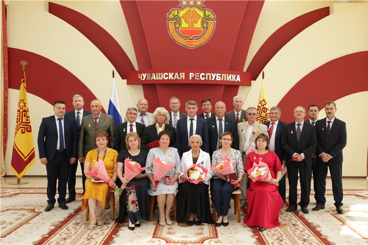 Чӑваш Республикин Пуҫлӑхӗ Олег Николаев патшалӑх наградисемпе чысланă
