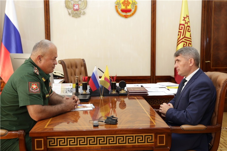 Чӑваш Ен Пуҫлӑхӗ Олег Николаев Чӑваш Республикин ҫар комиссарӗпе Бахтиёр Холиковпа ĕҫлĕ тĕлпулу ирттернĕ