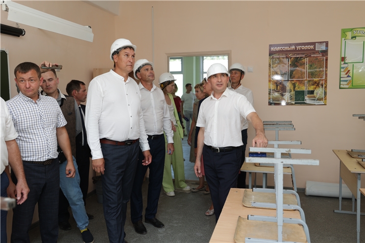 Олег Николаев республикӑри хăш-пĕр районсенчи шкулти юсав ӗҫӗсене  пăхса тухнă