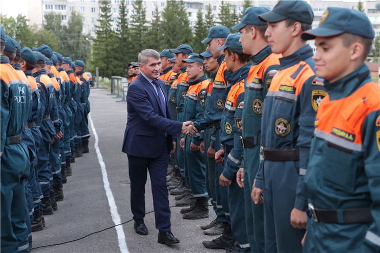 Олег Николаев Мордва Республикинчи  вӑрманти пысăк пушара сӳнтермешкĕн хутшăннă Раҫҫей МЧСĕн Чăваш Республикин аэромобильлĕ ушкӑнне тав тунă