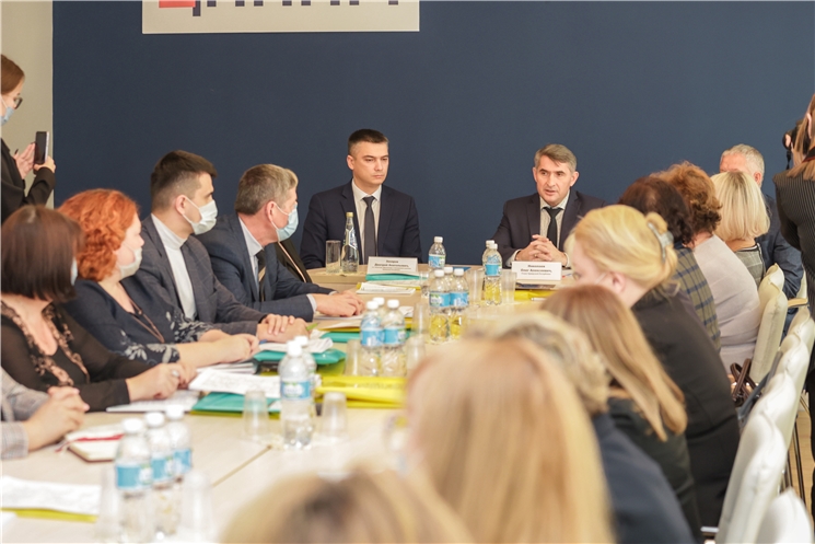 "Ашшӗ-амӑшӗсене хăйсем ачисем валли  тӑван чӗлхе суйласа илме  хистемелле мар", – тенĕ Олег Николаев