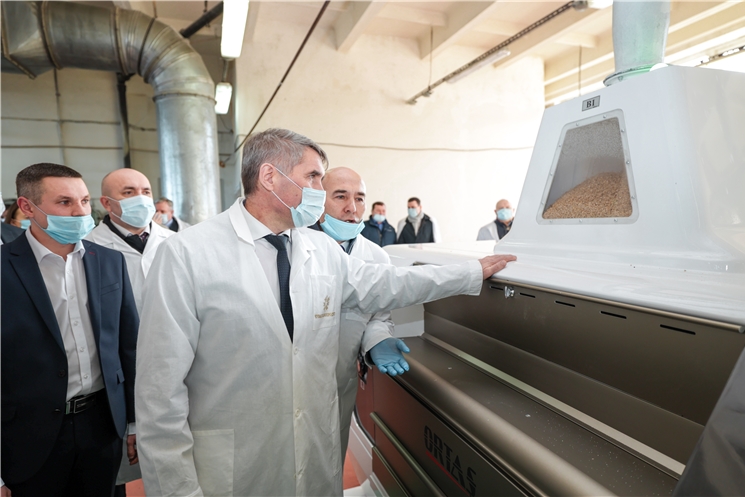 Чăваш Республикин Пуҫлăхĕ Олег Николаев «Чувашхлебопродукт» АОра ĕҫлĕ ҫул ҫӳревпе пулнă