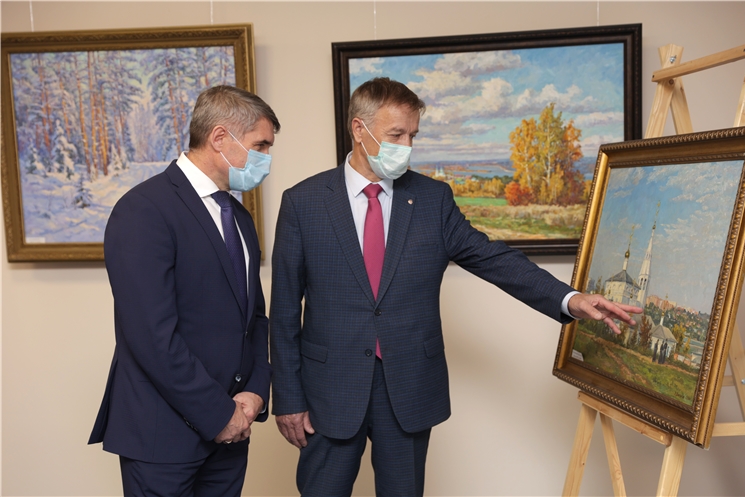 Олег Николаев Халӑх пӗрлӗхӗн кунне халалланă чӑваш художникӗн Анатолий Даниловăн куравне уҫнӑ