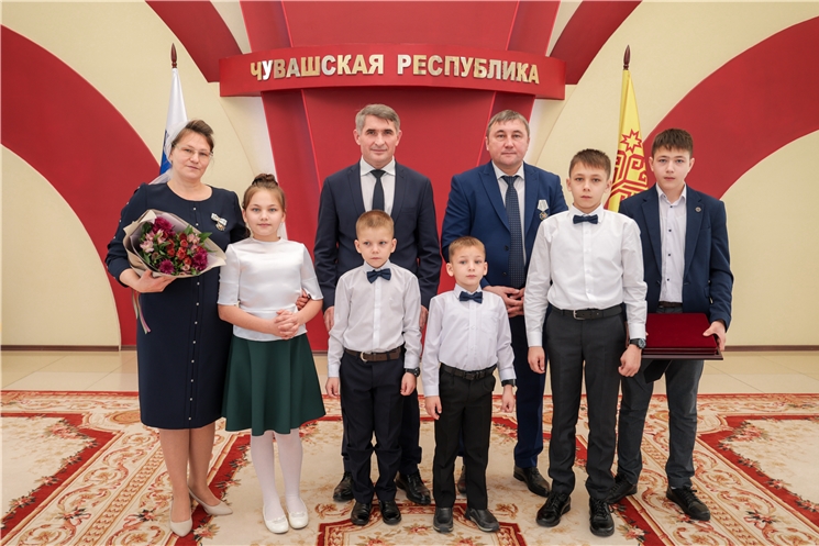 Олег Николаев Чӑваш Енри нумай ачаллӑ ҫемьесене патшалӑх наградисене парса чысланă