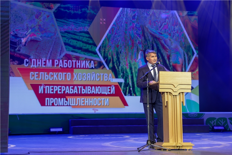 Олег Николаев  ҫĕр ĕҫченĕсене экологи тӗлӗшӗнчен таса таварсем тирпейлессипе "симӗс бренд" туса кӑларассине пысӑклатма  сĕннĕ