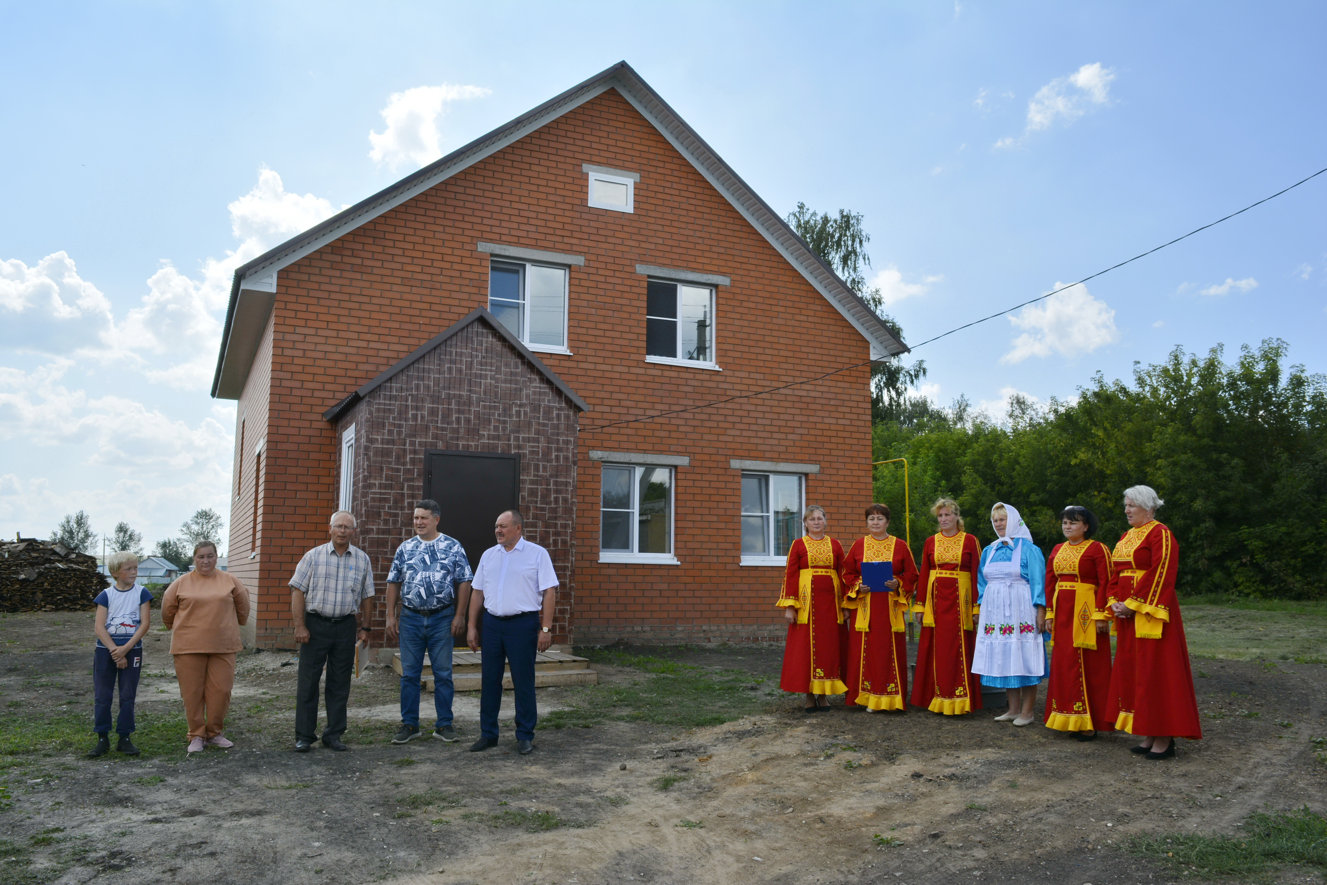 В Яльчикском районе ключи от нового дома вручили многодетной семье Исаевых  | Министерство строительства, архитектуры и жилищно-коммунального хозяйства  Чувашской Республики