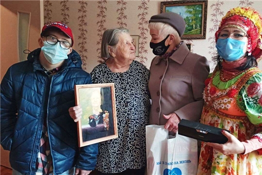 Тракторостроители поздравили ветеранов с Днем мудрости, добра и уважения