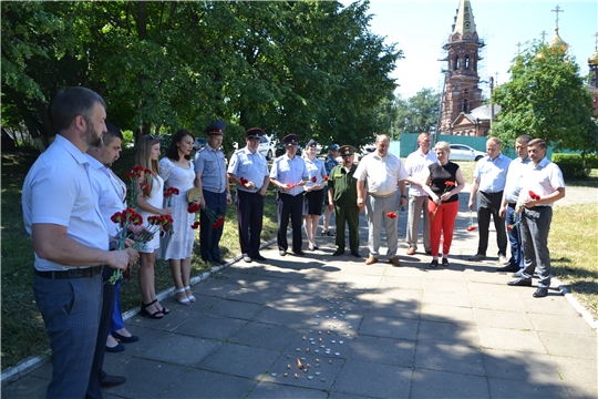 В День памяти и скорби руководство города Алатыря возложило цветы к подножию мемориалов