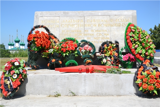 Возложение цветов к мемориалам в День памяти и скорби