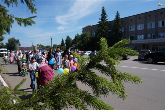 В День семьи, любви и верности в Алатыре прошёл «Семейный парад»