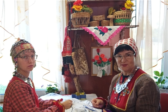 Рукодельницы Алатырского района вышивают полотно в рамках акции «Вышитая Чувашия»