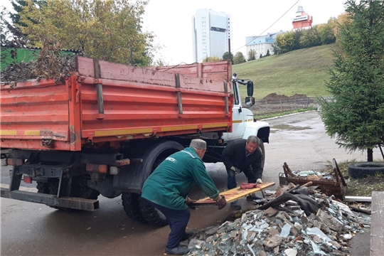 АО "Инженерная защита" наводит чистоту на Московской набережной